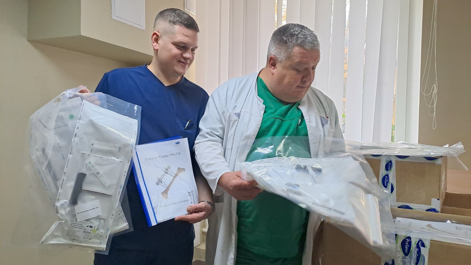 Лікарі демонструють отримані набори