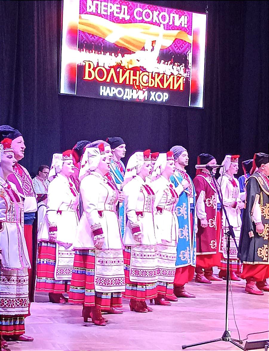 На сцені учасники народного колективу в національних костюмах