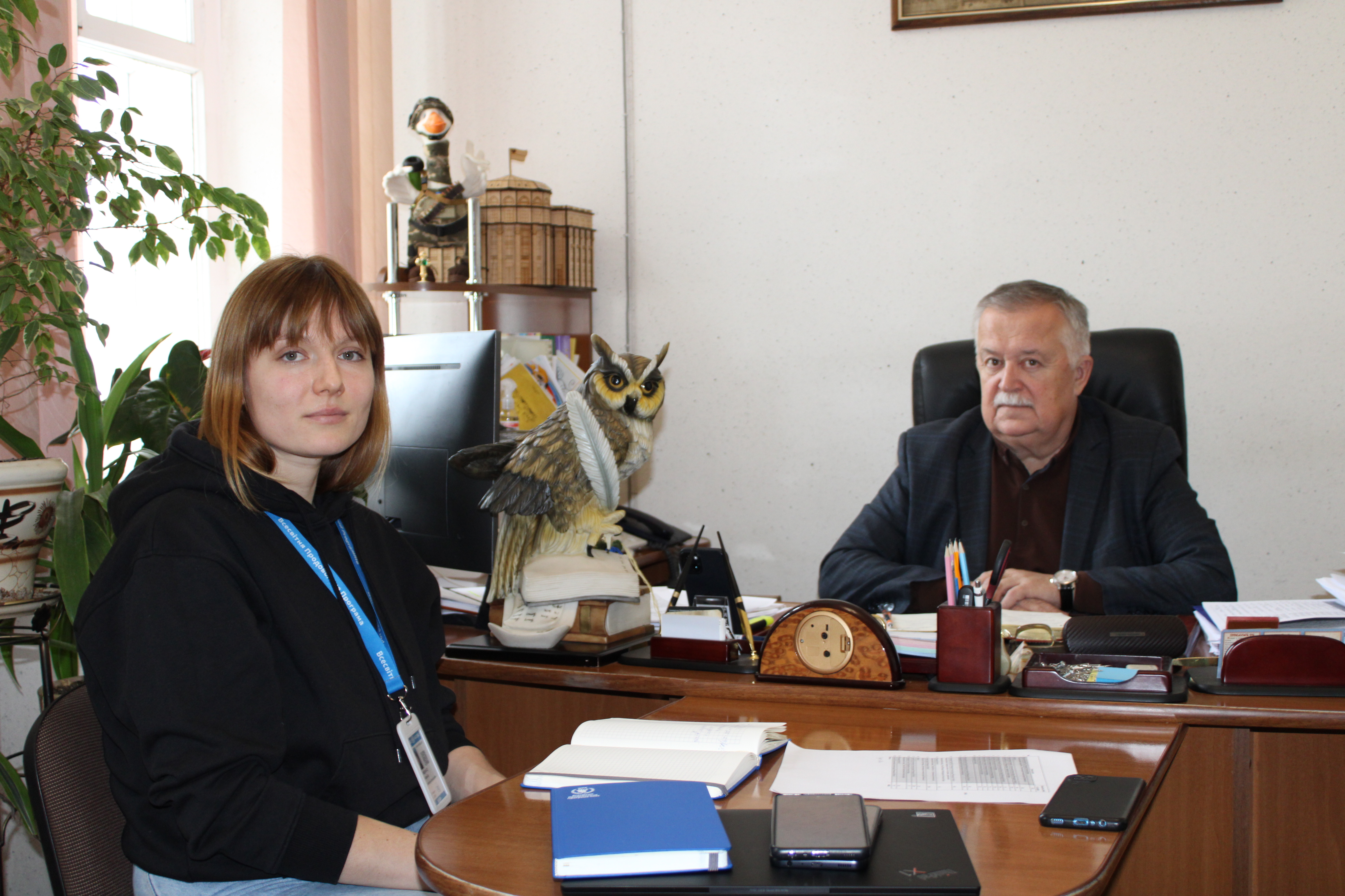 Фото "В.Буняк з представниками Всесвітньої продовольчої програми ООН"