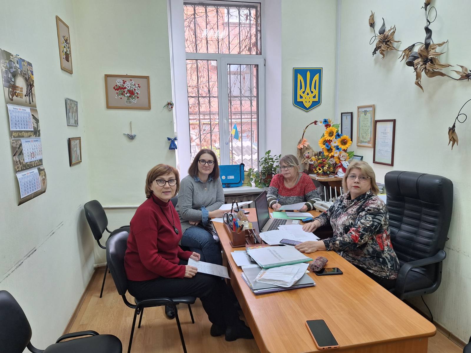 Група жінок за столом в офісі