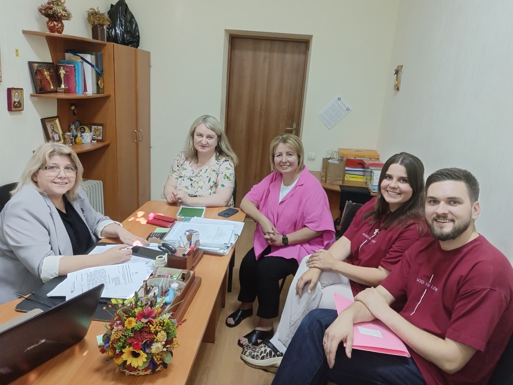 люди за столом