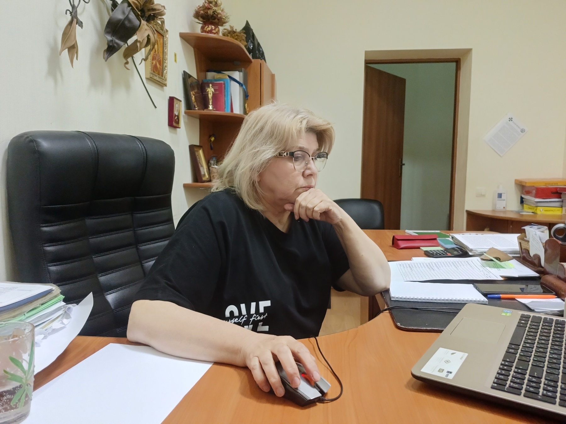 жінка за столом