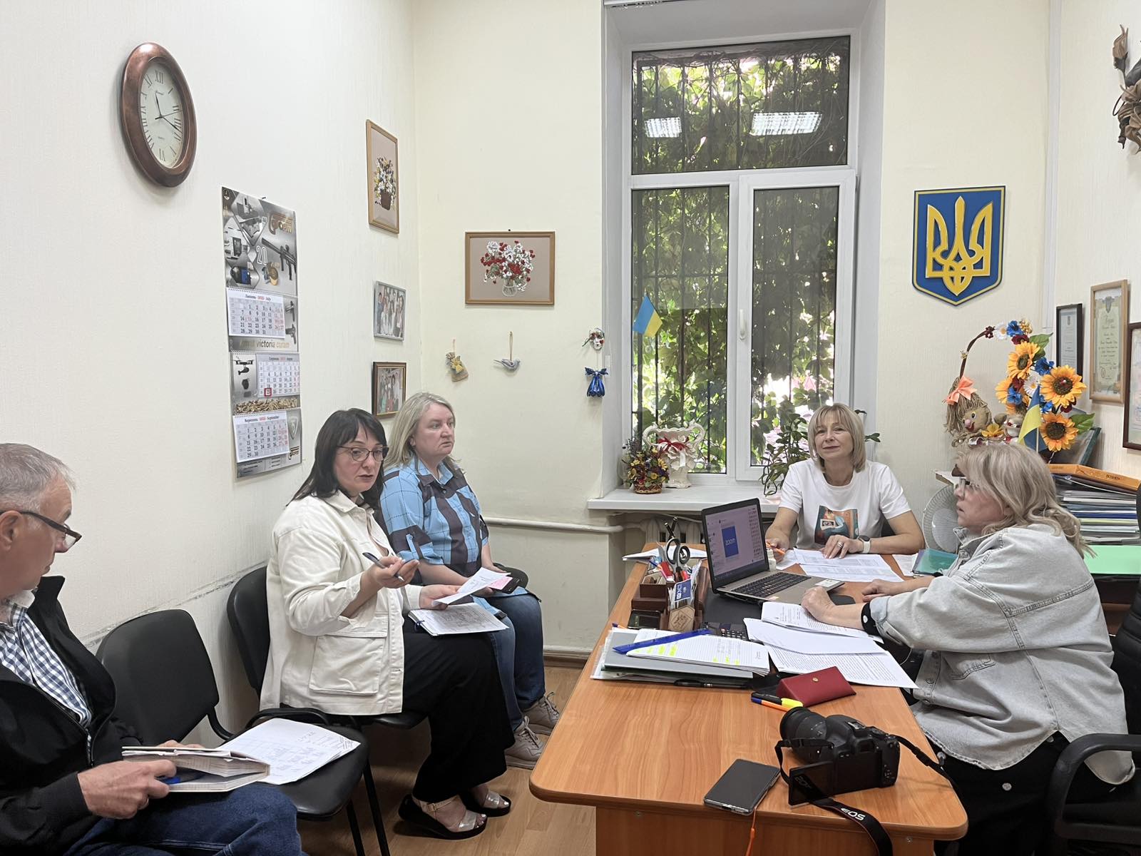 жінки за столом