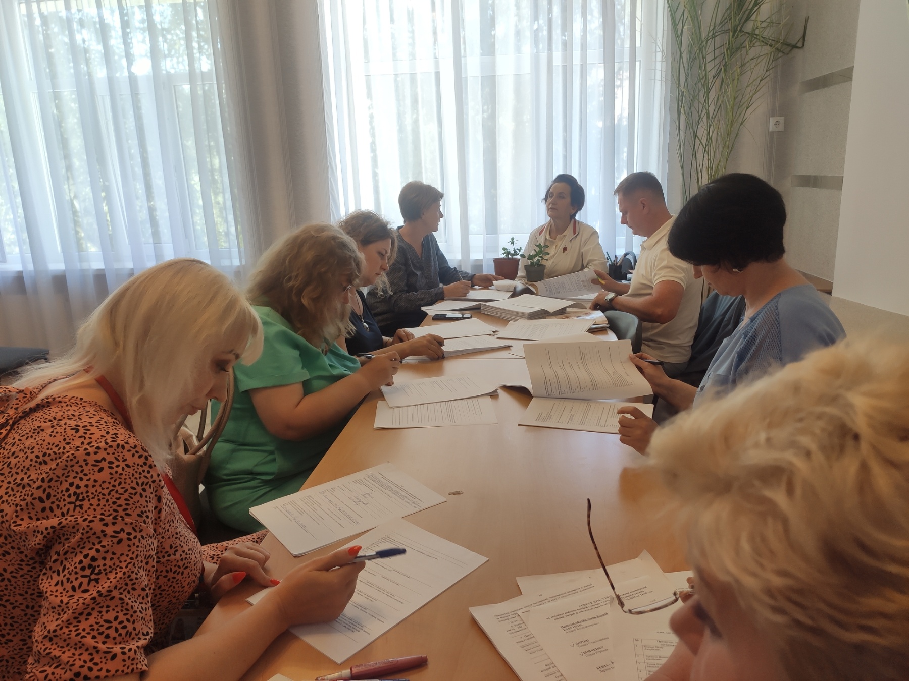 жінки за столом