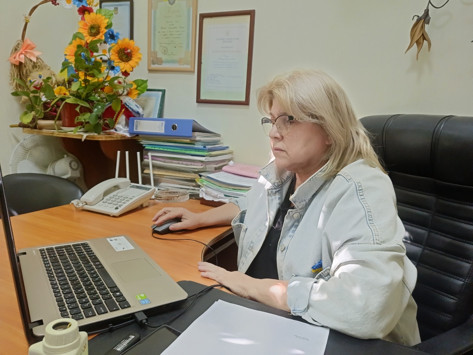 жінка за столом