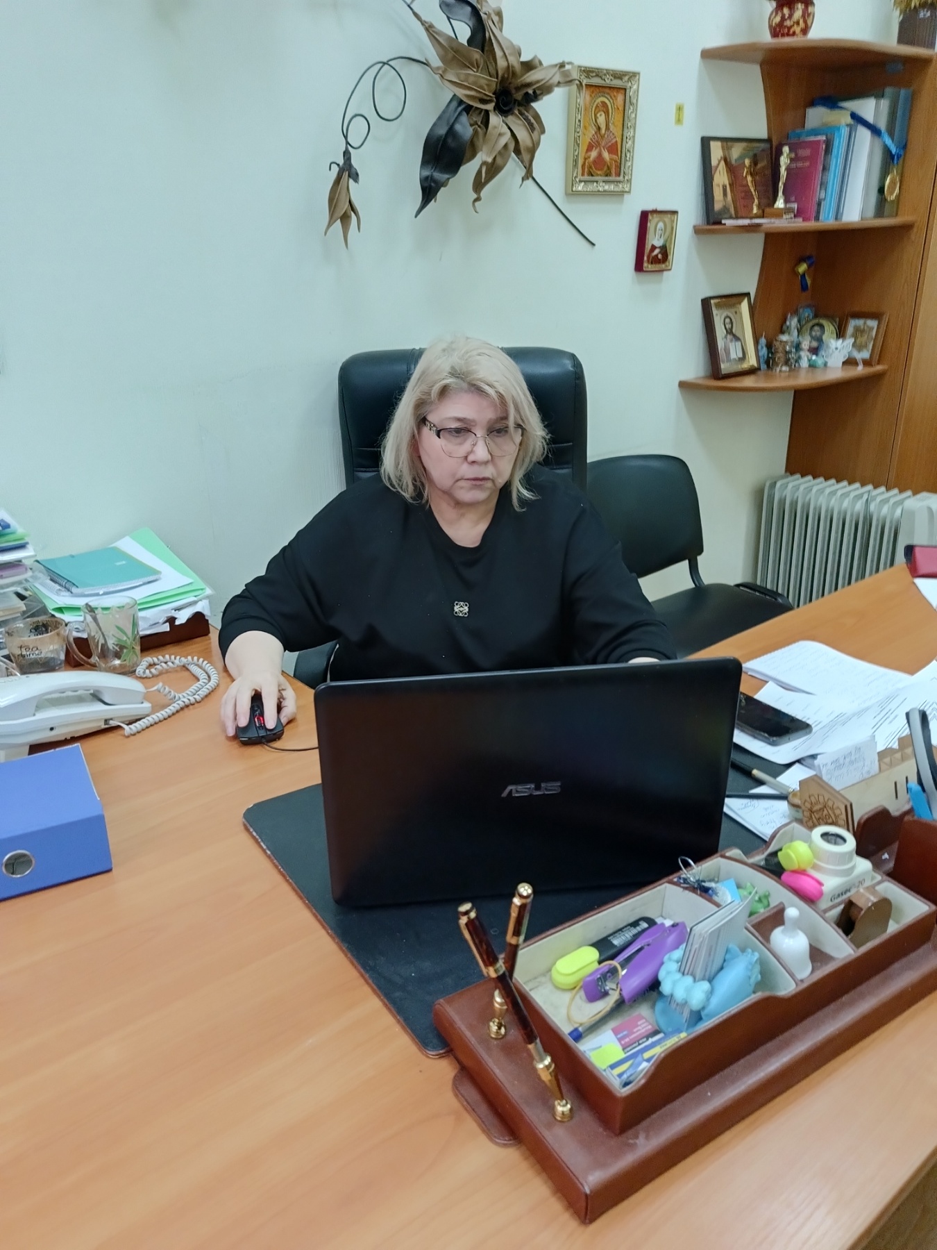 жінка за столом