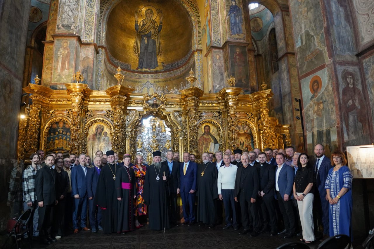 Люди в зали проводять нараду