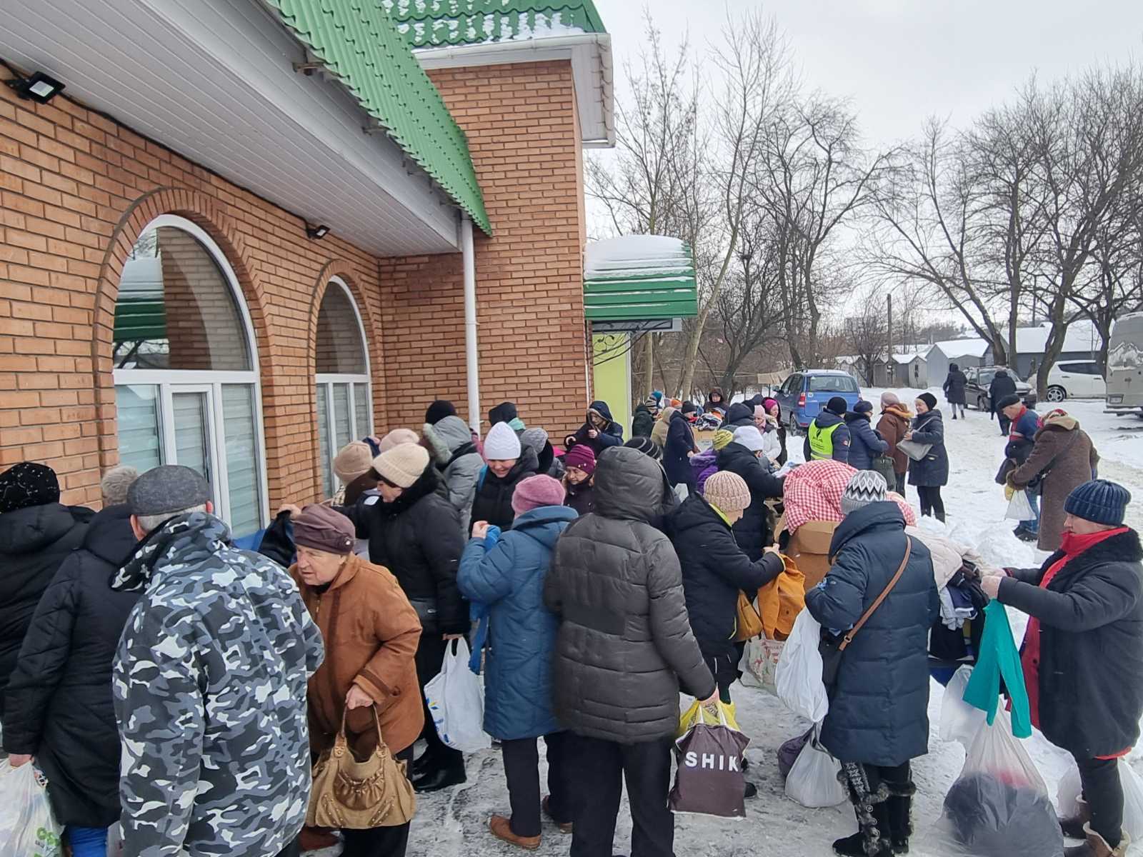 роздача продуктових наборів, їжі та одягу