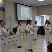 учасники заходу під час виступу