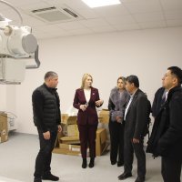 заступник начальника ОВА Олександр Піщик та учасники зустрічі оглядають лікарню