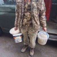 Фото чоловіка біля машини