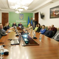 Заступник Начальника ОВА Сергій Здітовецький, голова обласної Ради Вячеслав Соколовий та учасники зустрічі у конференц-залі Вінницької ОВА