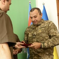 Начальник ОВА Сергій Борзов під час вручення державної нагороди військовому