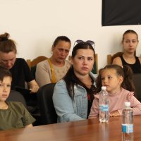 Люди у приміщенні