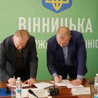 заступник начальника ОВА Сергій Здітовецький, заступник Міністра молоді та спорту України Олексій Нікітенко під час підписання меморандуму