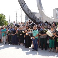 Люди вшановують пам’ять загиблих внаслідок ракетного обстрілу 14 липня 2022 року