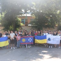учасники проєкту з прапорами