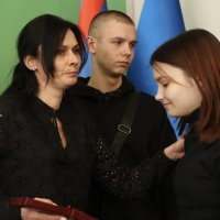 Родина загиблого військовослужбовця, які отримали державну нагороду