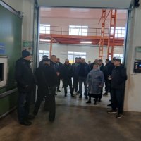 Багато людей в приміщені холодильного комплексу