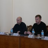 начальник управління дорожнього господарства ОВА Артем Войтович та учасник зустрічі