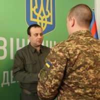 Начальник ОВА Сергій Борзов вручає Почесну грамоту