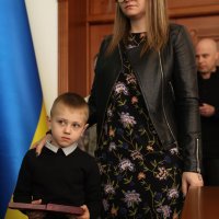 Жінка з хлопчиком у приміщенні