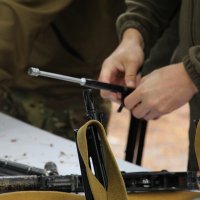 учасник вишколу під час занять