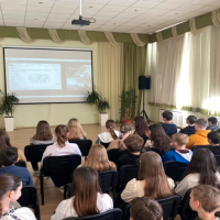 Захід проводиться у форматі відеоконференції для аудиторії, що знаходиться в залі. На великому екрані транслюються слайди презентації.