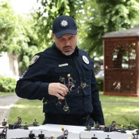 Військовослужбовець з дроном в руках
