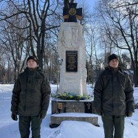 Курсанти біля Пам'ятнику Січовим стрільцям та воїнам ОУН-УПА