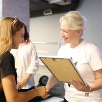 Перша заступниця Начальника ОВА Наталя Заболотна та учасниця заходу під час вручення грамоти