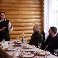 ветерани під час дегустації крафтових солодощів