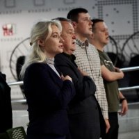 Люди в залі