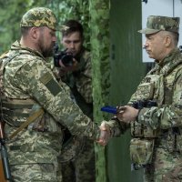 Головнокомандувач ЗС України генерал-полковник Олександр Сирський та військовослужбовець 59-тої окремої мотопіхотної бригади, який отримує відзнаку