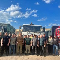 Начальник ОВА Сергій Борзов та люди біля вантажівок