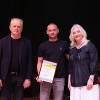 Перша заступниця начальника ОВА Наталя Заболотна та заступник начальника ОВА Сергій Здітовецький з учасником заходу