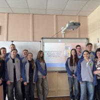 Люди стоять біля екрану проектора "Безбар'єрність більше, ніж зручність"