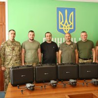 Начальник ОВА Сергій Борзов та учасники передачі техніки