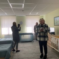 Групові фото людей в приміщенні та на вулиці