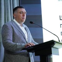 спікер за трибуною