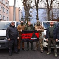 Начальник ОВА Сергій Борзов та військові, яким передають автомобіль