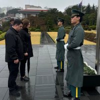 Заступник Начальника ОВА з питань цифрового розвитку, цифрових трансформацій і цифровізації (CDTO) Андрій Кавунець та учасники вшанування пам’яті загиблих військових на Меморіальному кладовищі Організації Обʼєднаних Націй в м. Пусан