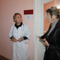 Керівництво оглядає лікарню. Люди спілкуються у коридорі лікарні