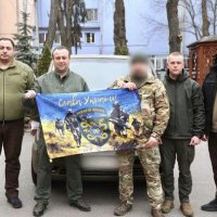 Начальник ОВА Сергій Борзов та військові, яким передають автомобіль