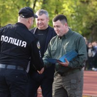 Заступник Начальника ОВА Андрій Кавунець та голова обласної Ради Вячеслав Соколовий вручають Почесну грамоту працівнику ХНУВС