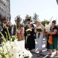 Люди вшановують пам’ять загиблих внаслідок ракетного обстрілу 14 липня 2022 року