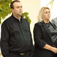 Люди в залі