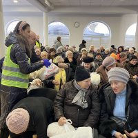 Фото чоловіків та жінок.