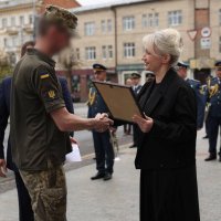 Перша заступниця Начальника ОВА Наталя Заболотна вручає Почесну грамоту військовому