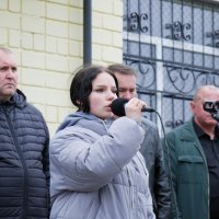 Дівчина, яка співає під час заходу